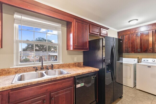 Building Photo - Spacious 3 Bedroom 3 Bath Available Now! Tour and Secure your Home today!