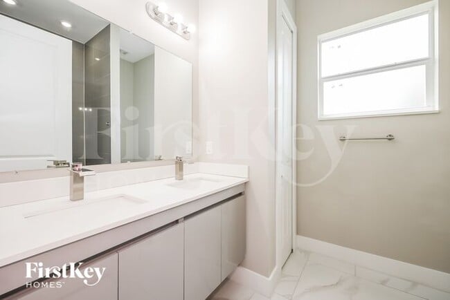 Building Photo - 1117 Pisa St E