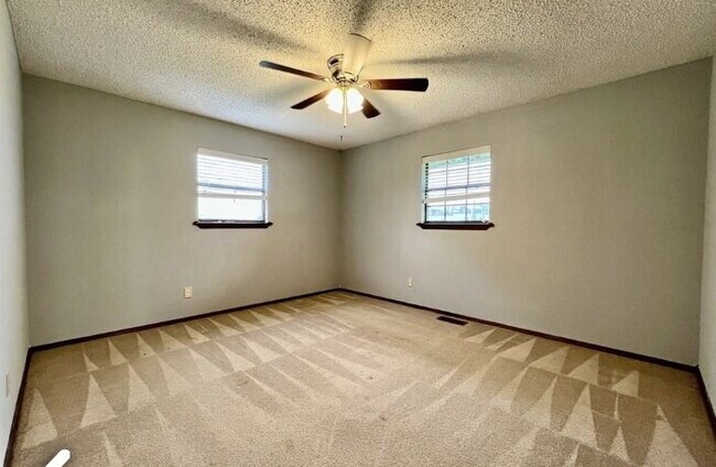 Building Photo - "Charming 3-Bedroom Haven with 2 Baths and 2350 Sq. Ft. of Spacious Living in Springdale!"