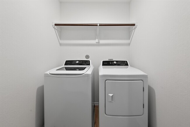 Building Photo - 7402 Clover Chase Dr