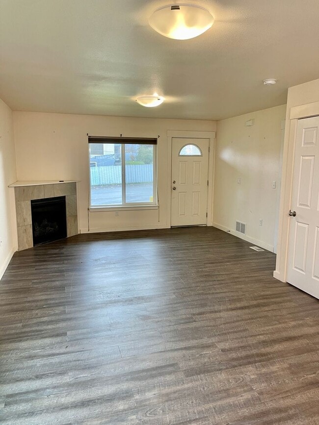 Building Photo - 410 Flower St