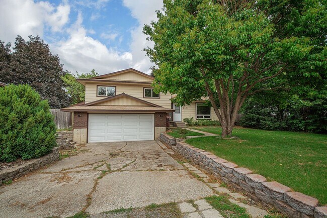 Building Photo - Spacious 3-Bed Home in Hayden with Large Y...