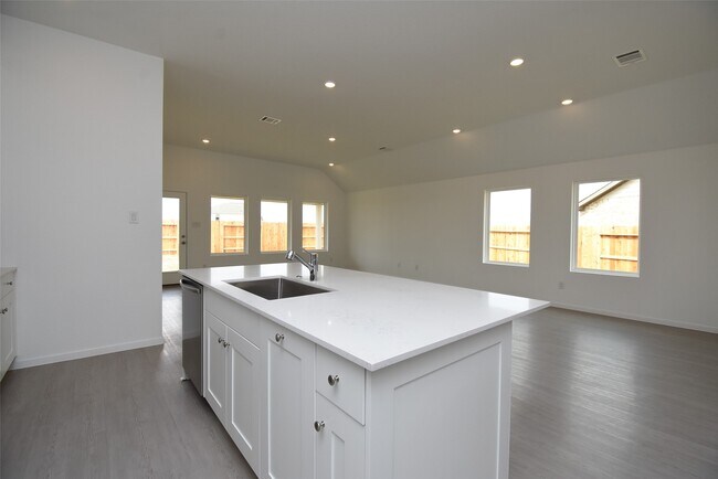 Building Photo - 6303 Golden Seaton Dr