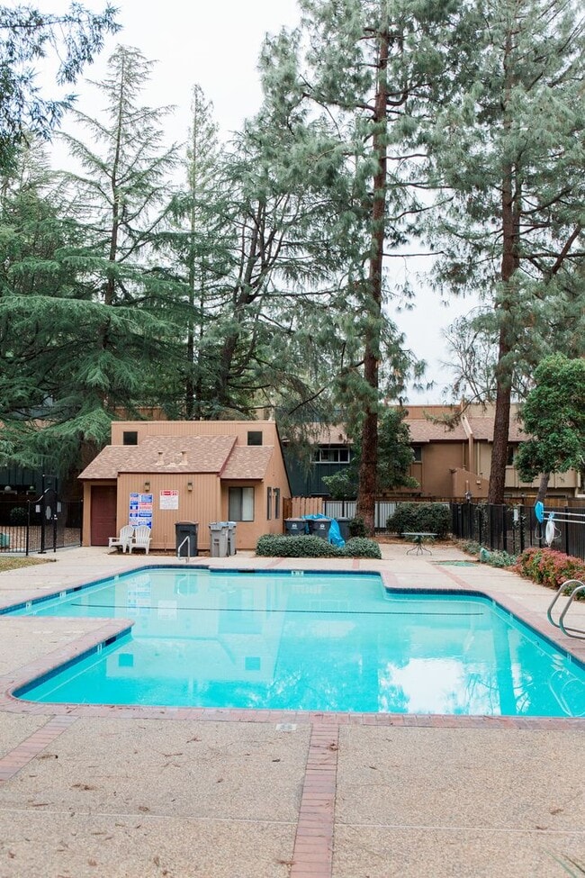Building Photo - Charming 2-Story Condo on Greenbelt-$500 O...