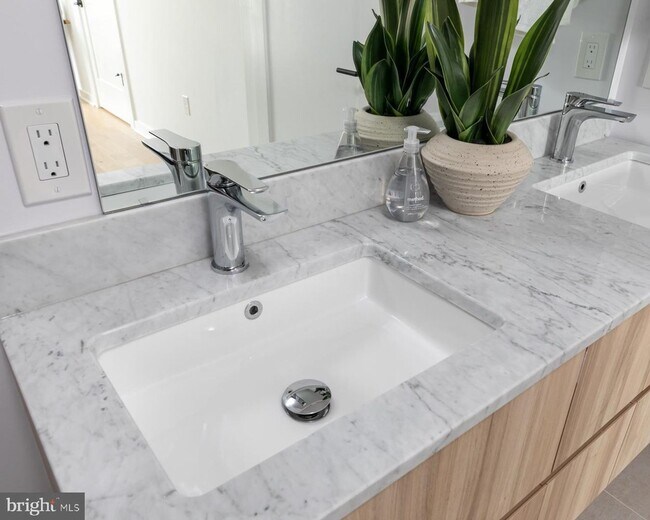 Building Photo - Modern 2BR/2BA with High Ceilings, W&D, Roommate-Friendly Floorplan