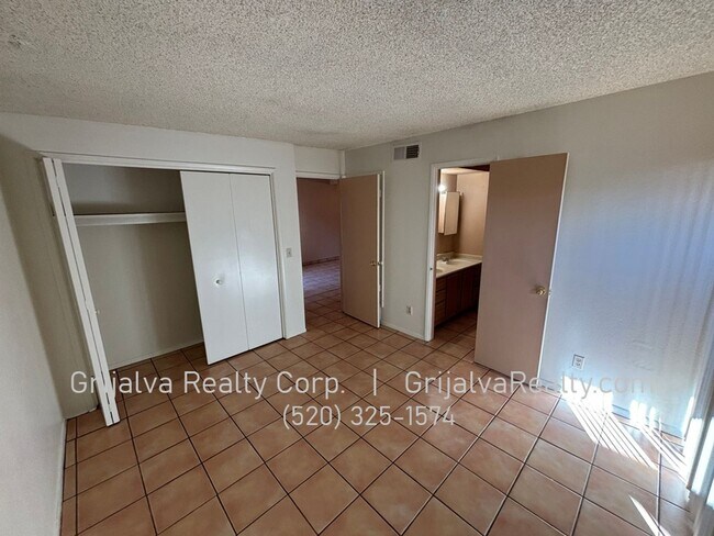 Building Photo - 2131 N Margaret Ave