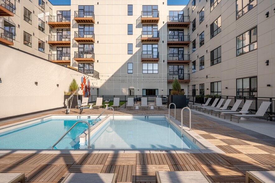 Primary Photo - Ten60 Bolivar