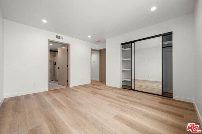 Building Photo - 2001 Vista Del Mar Ave