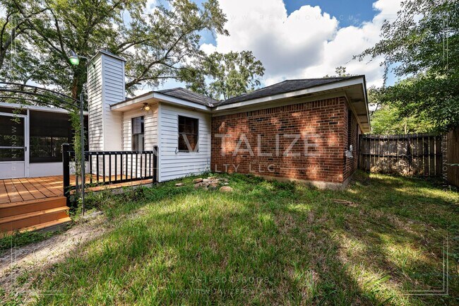 Building Photo - 3/2 Brick Home with Sunroom, Deck, and Car...