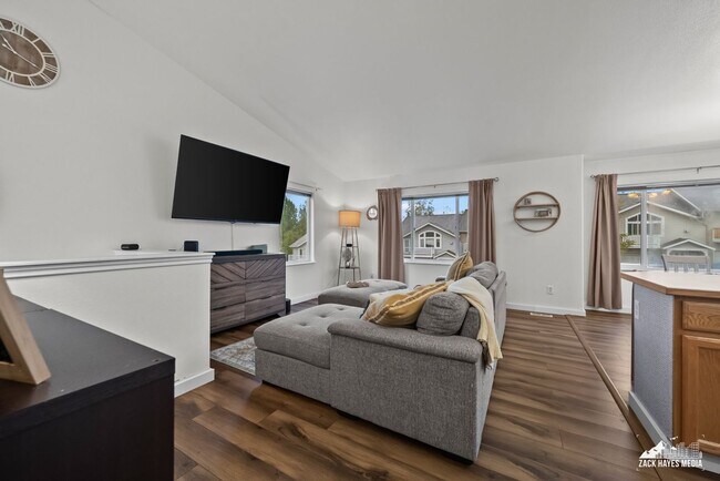 Building Photo - Townhouse — Beautiful 3-Bed / 2-Bath, 2-St...