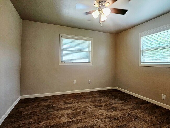 Building Photo - Beautiful 3 Bedroom Home With A Huge Bonus...