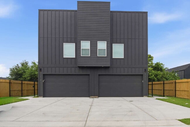 Building Photo - 727 S Victory St