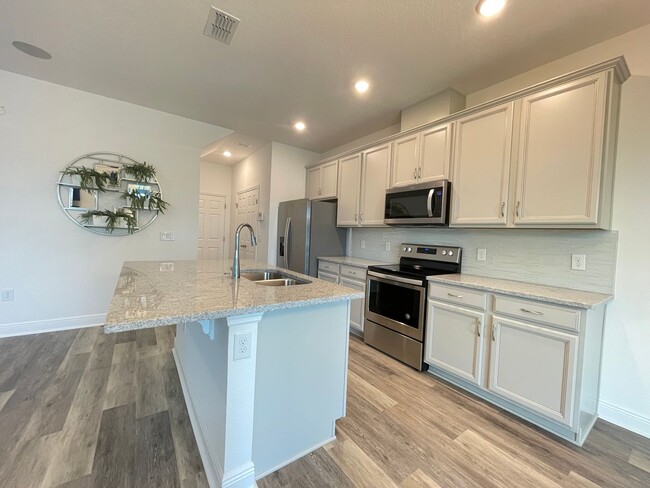 Building Photo - 3 Bedroom, 2.5 Bath Townhome in Enclave at...