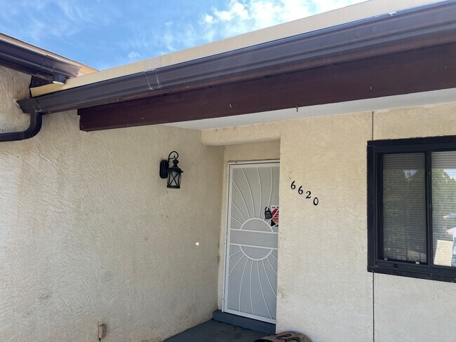 Building Photo - Ready For Immediate Move IN !!