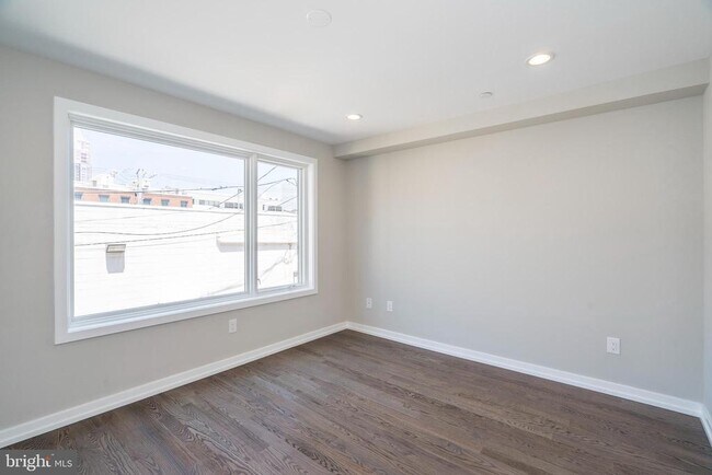 Building Photo - 1436 Clymer St