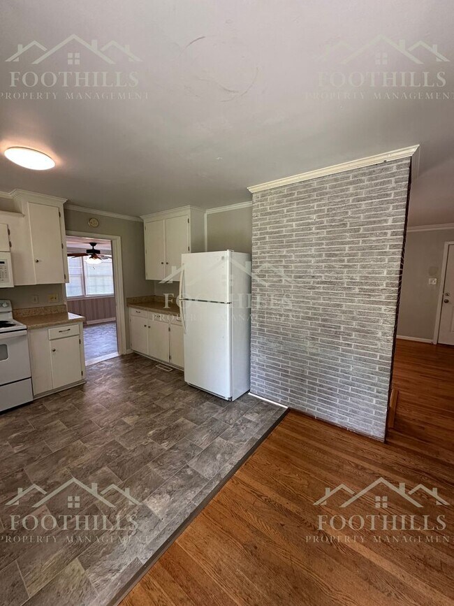 Building Photo - Live Steps Away from Anderson University –...