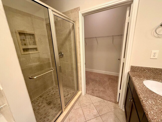 Building Photo - 2 Bedroom 2.5 Bath