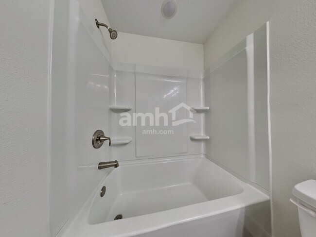 Building Photo - 914 Tan Tara Trl