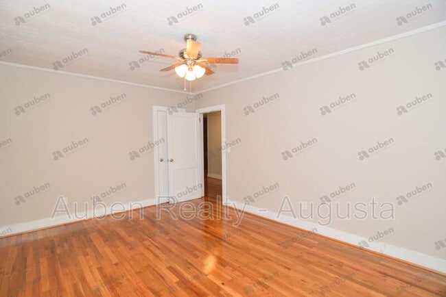 Building Photo - 2037 Spring Hill Ter