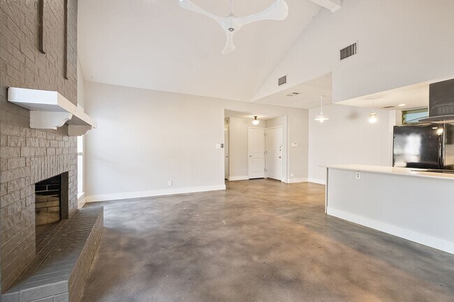 Building Photo - 2025 Monarch Dr