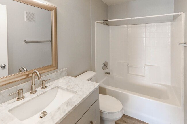 Building Photo - Centrally Located 3 Bed Condo In Gated Com...