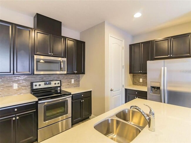 Building Photo - 15470 Honeybell Dr