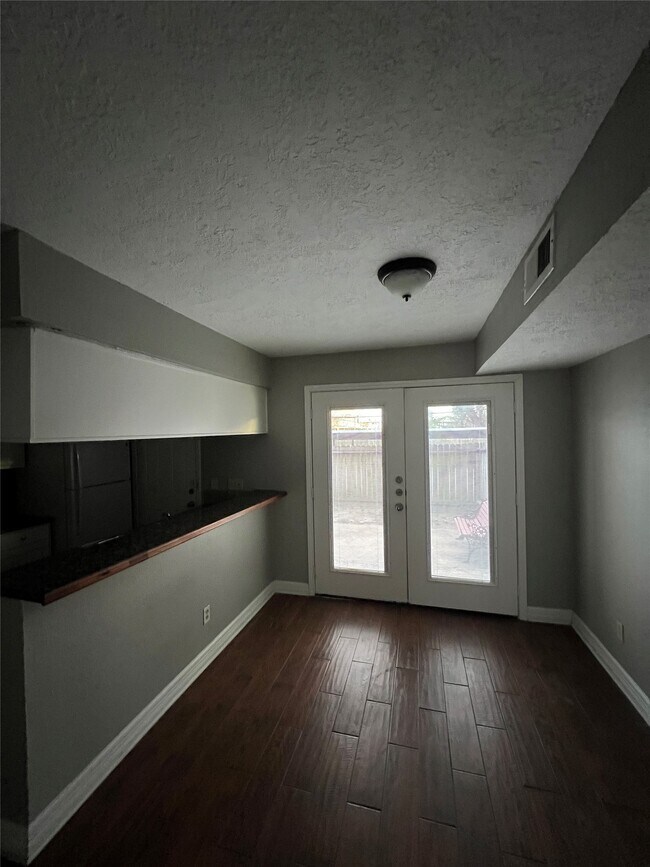 Building Photo - 1945 Miramar Green St