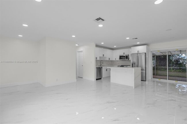 Building Photo - 6431 Roosevelt St