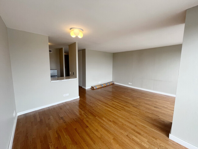 Building Photo - 4343 N Clarendon Ave
