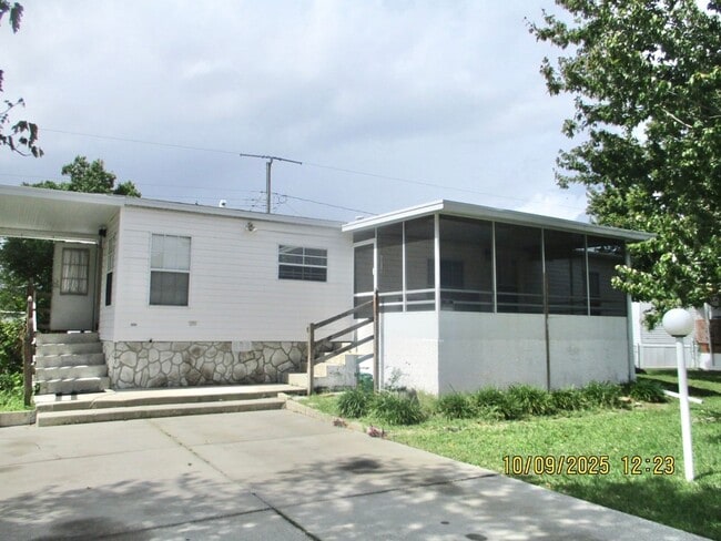 Building Photo - 1904 Woodcrest Dr