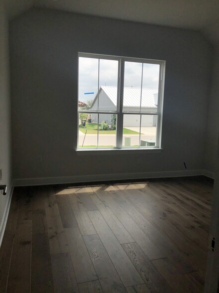 Guest Bedroom - 209 Cruising Oak St