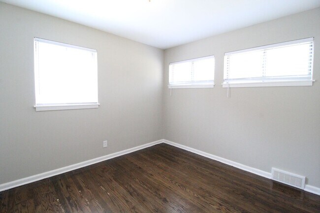 Building Photo - 3 Bedroom 1 Bath Home In Overland Park