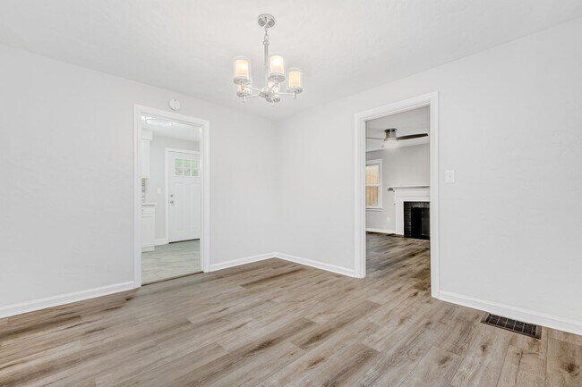 Building Photo - Stunning 2 bedroom home in Brookline available July 15!