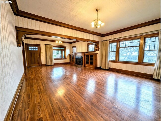 Building Photo - Craftsman style custom home in downtown La Grande