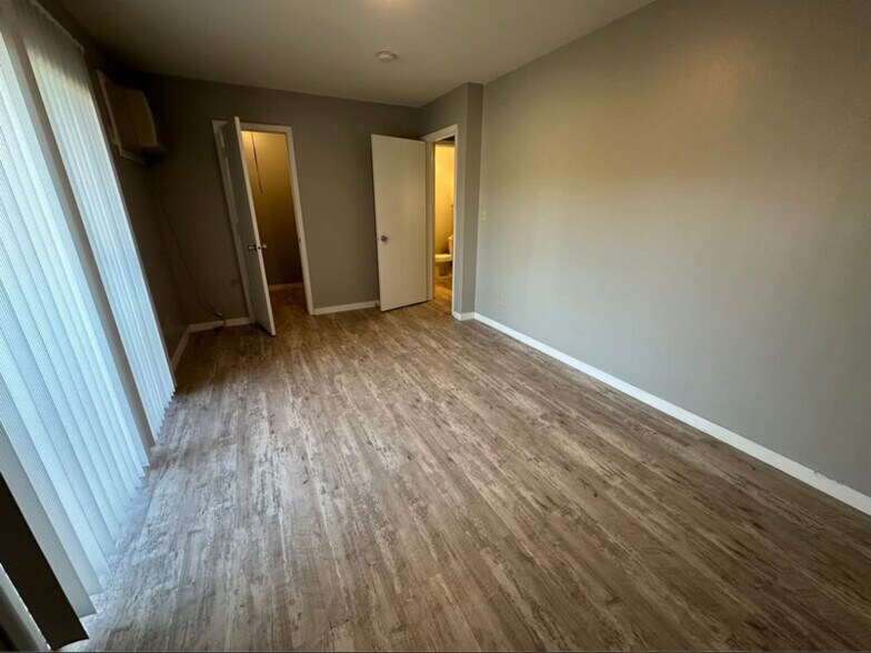 Building Photo - 2430 Muscatine Ave