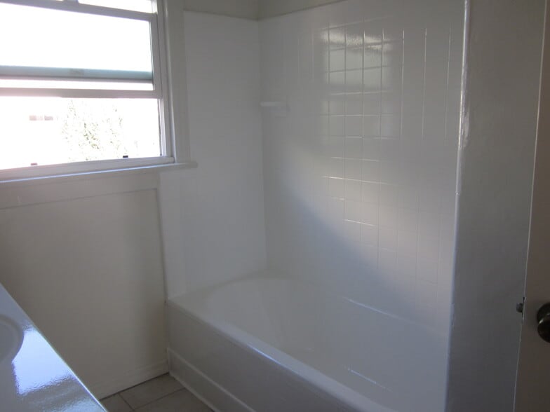 Building Photo - 1412 S Dunsmuir Ave