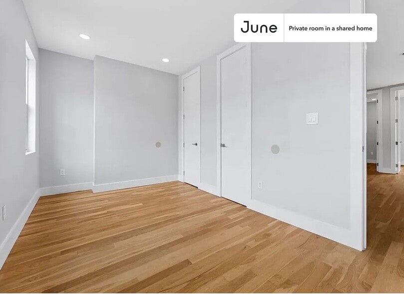 Building Photo - Private bedroom in 3 bed/1 bath Home
