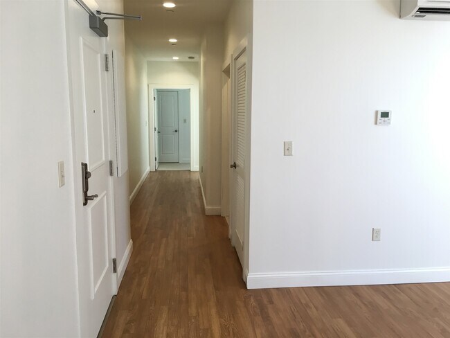 Building Photo - 875 Elm St