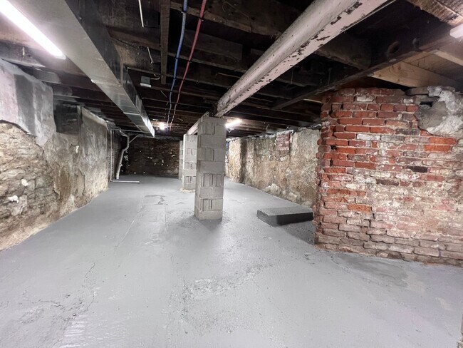 Building Photo - Updated 5BR 3bath house with off street parking!