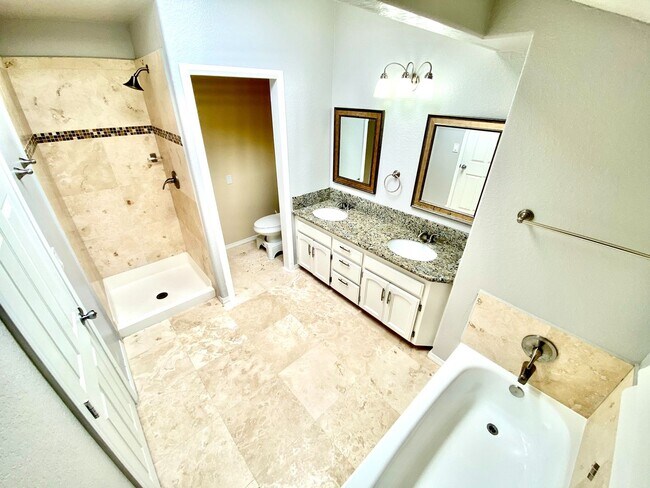 Building Photo - Large Fletcher Hills Home With 3 car Garag...