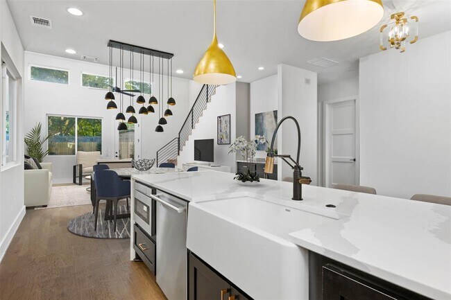 Building Photo - 407 El Paso St