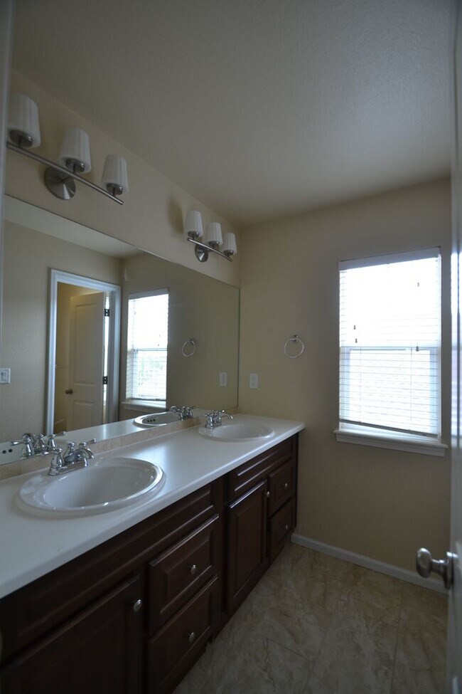 Building Photo - 5079 Farris Creek Ct