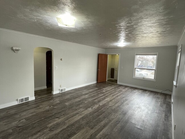 Building Photo - 2 Bedroom, 1 Bath Upstairs Unit for Rent
