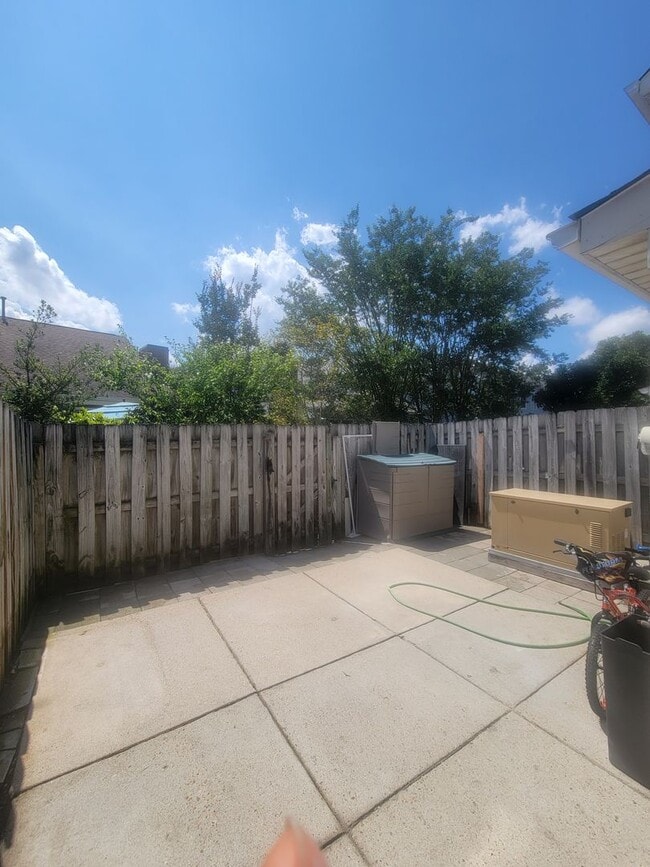 Building Photo - Beautifully Updated Townhouse in Sought-Af...
