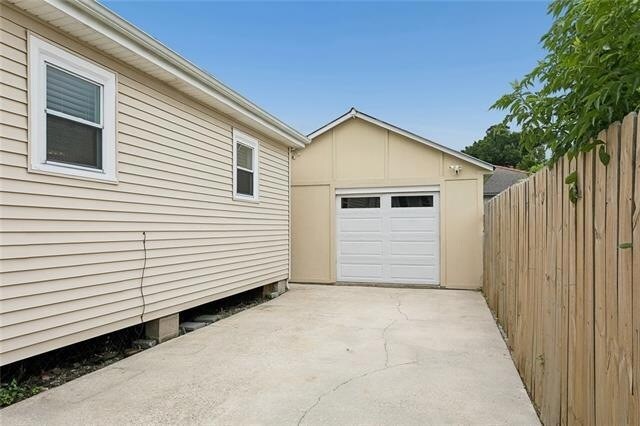 Building Photo - 2220 Lloyds Ave