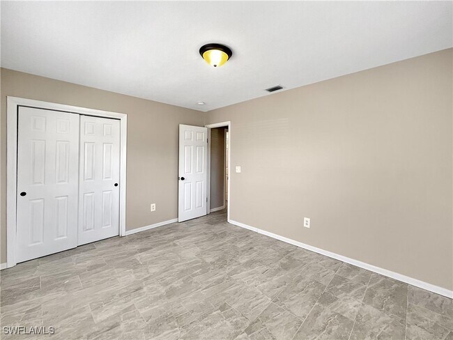 Building Photo - 2210 Parkview Dr