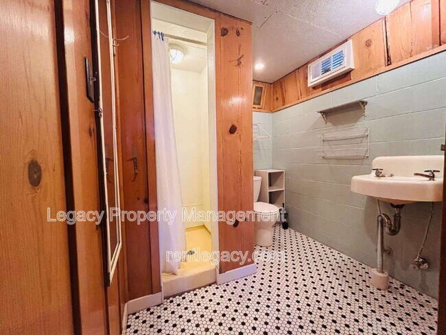 Building Photo - 653 Alhambra St