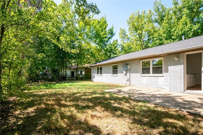 Building Photo - 2332 S Clover Dr