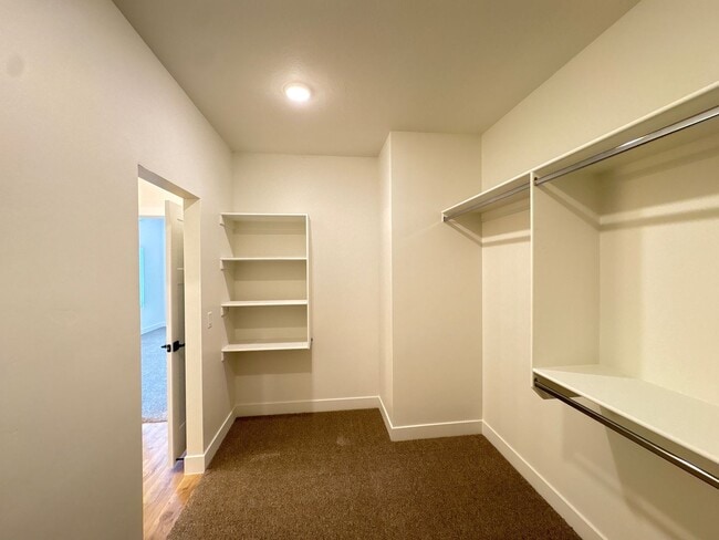 Building Photo - Crosshollows Home Available!