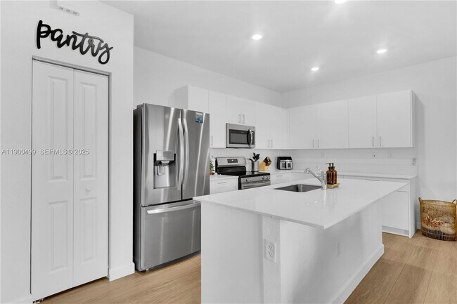 Building Photo - 2444 SE 24th Ave